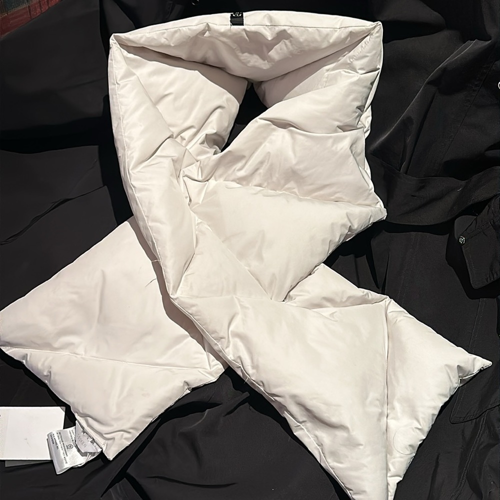 NWT Sosken Studio puffer duvet scarf.  Bone color